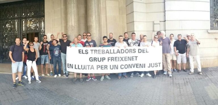 Concentració de treballadors de Freixenet davant la seu de Foment del Treball