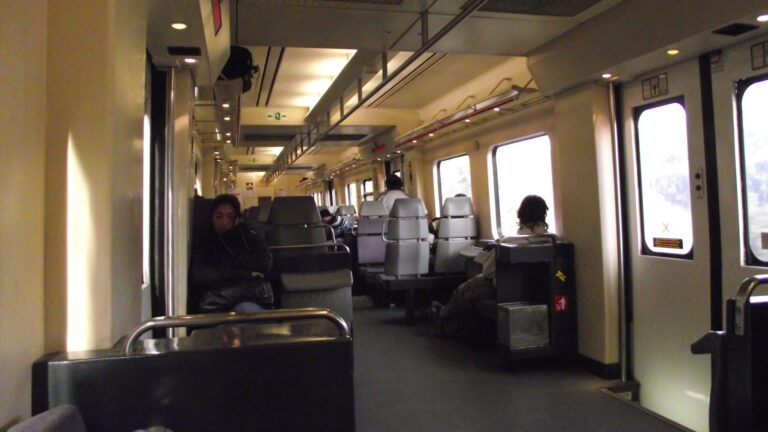 Imatge de l'interior d'un transport de rodalies