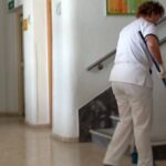 Una dona treballant en la neteja
