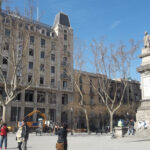 Plaça d'Antonio López a Barcelona, amb el monument a la dreta