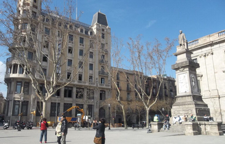 Plaça d'Antonio López a Barcelona, amb el monument a la dreta