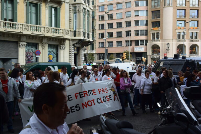 Els treballadors de Valeo, concentrats davant del consolat francès