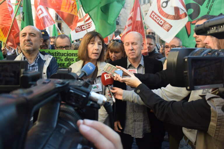 Els representants dels sindicats fan declaracions a la porta del Palau de la Generalitat