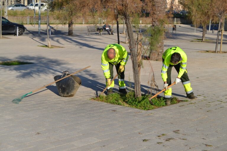 Netejant escocell a Badalona