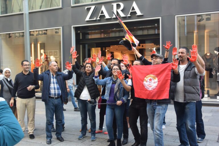 Els joves sindicalistes magribins i catalans davant una botiga del grup Inditex