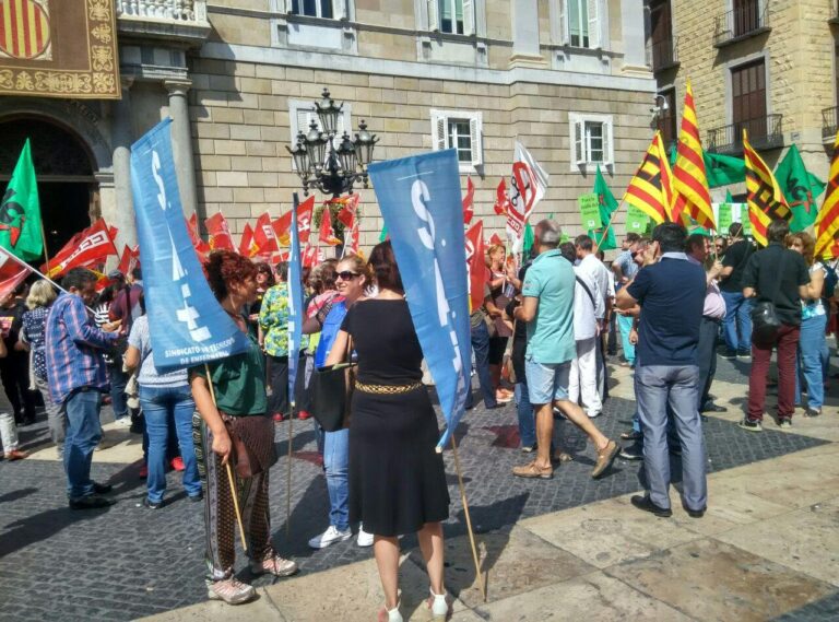 Concentració de delegats de sindicats de la funció pública de la Generalitat