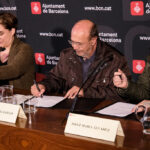 L'alcaldessa i els liders sindicals en elmoment de la firma del document
