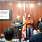 Un dels treballadors afectats per la sentència llegeix un comunicat reivindicatiu