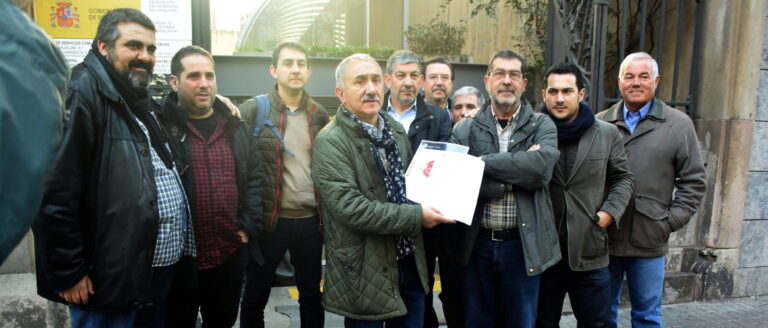 Àlvarez i els dirigents de les unions locals mostren el document després de lluirar-lo a la delegació oficial