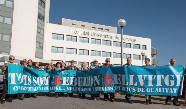 Treballadors i usuaris de l'hospital de Bellvitge en una protesta contra les retallades FOTO: Sandra Lázaro