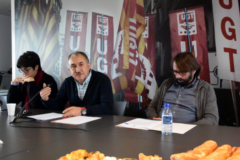 Josep M Àlvarez amb Laura Pelai i Camil Ros durant la trobada amb periodistes