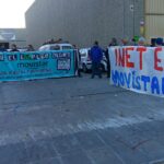 Concentració de treballadors davant la seu d'Inet a Cornellà