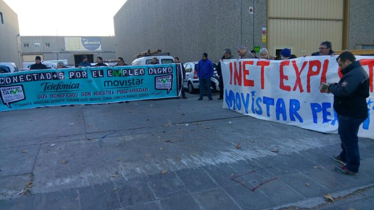 Concentració de treballadors davant la seu d'Inet a Cornellà