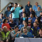 Un treballador acomiadat d'Abentel i readmès mostra la seva adhesió al correscales