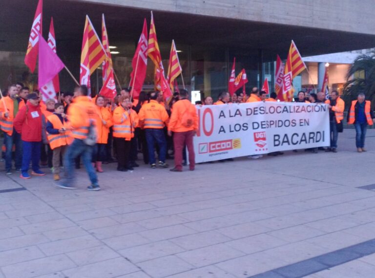 Els treballadors de Bacardí arriven davant la casa consistorial de Mollet