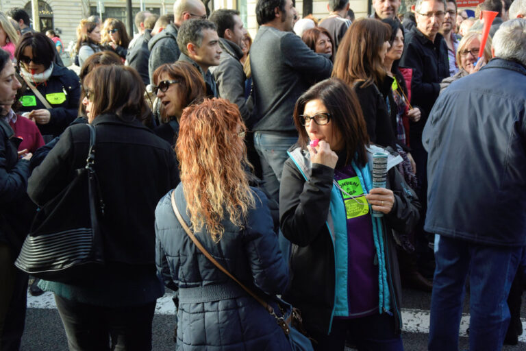 Treballadors i treballadores del Metro van f de lamanifestació una protesta sorollosa