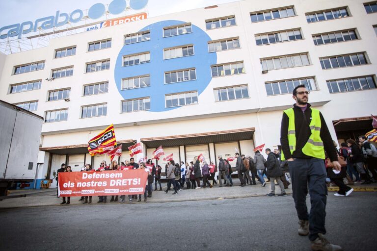 La concentració s'ha situat davant la seu de les oficines de Caprabo: Foto Robert Bonet