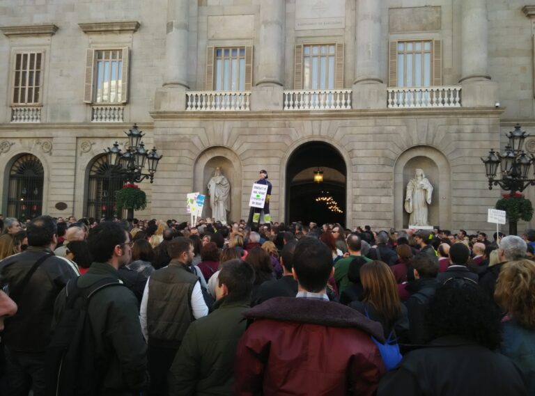 Final de la manifestació a la Plaça de Sant Jaume