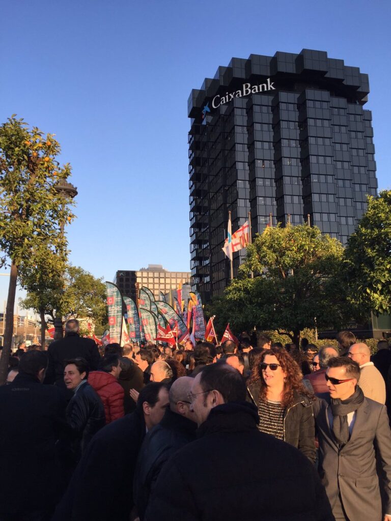 Concentració davant les torres negres de CaixaBank, imatge d'arxiu