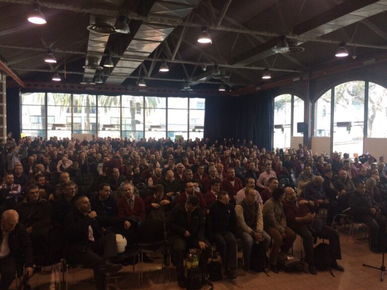 Una instantània de l'assemblea de vaguistes d'autobusos a les cotxeres de Sants, Patrícia Álvarez