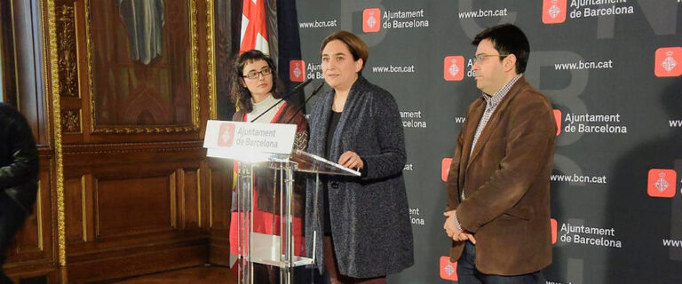 Ada Colau ha comparegut junt amb la regidora de mobilitat, Mercedes Vidal i el tinent d'alcalde Gerardo Pisarello