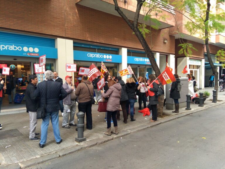 Treballadores i treballadors de Caprabo han protesta contra el pla de reestructuració davant d'una botiga de Caprabo