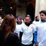 Els salvavides dialoguen amb la regidora de medi ambient Janet Sanz foto: CGT de Catalunya