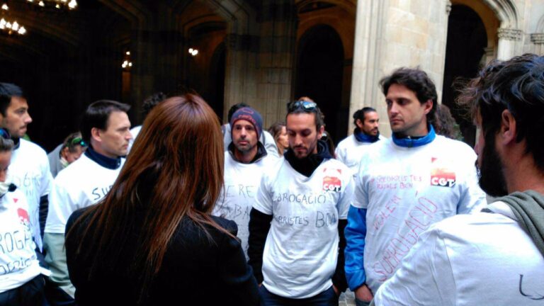 Els salvavides dialoguen amb la regidora de medi ambient Janet Sanz foto: CGT de Catalunya