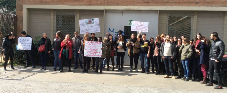 Treballadors en vaga a la porta de les instal·lacions