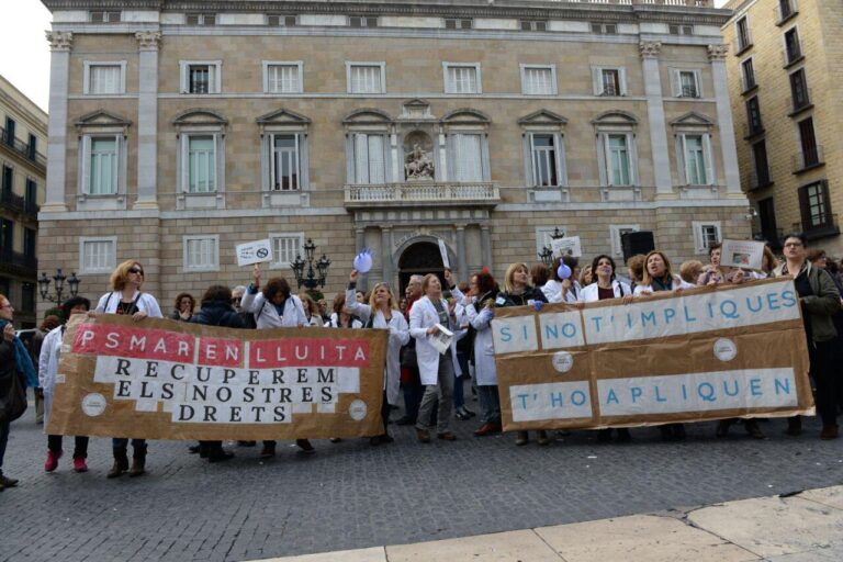 Treballadores i treballadors de l'Hospital del Mar en concentració a Plaça Sant Jaume Foto: SANDRA LÁZARO