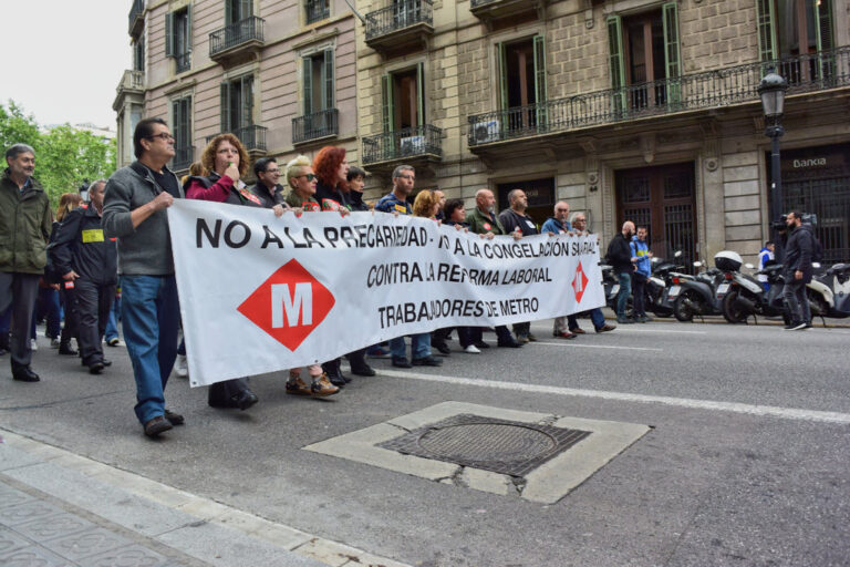 Els manifestants cantàven la cançó "resistiré" del Dúo Dinámico durant la marxa