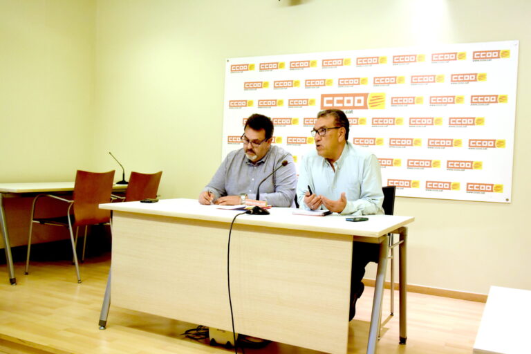 Els representats de CCOO durant la roda de premsa en què han presentat la denuncia en favor dels interiors