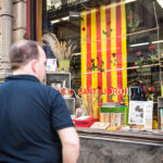 Un home mira les ofertes de llibres de Sant Jordi a Barcelona Foto: SANDRA LÁZARO
