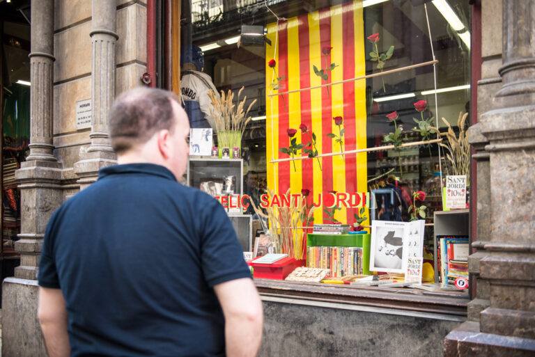 Un home mira les ofertes de llibres de Sant Jordi a Barcelona Foto: SANDRA LÁZARO