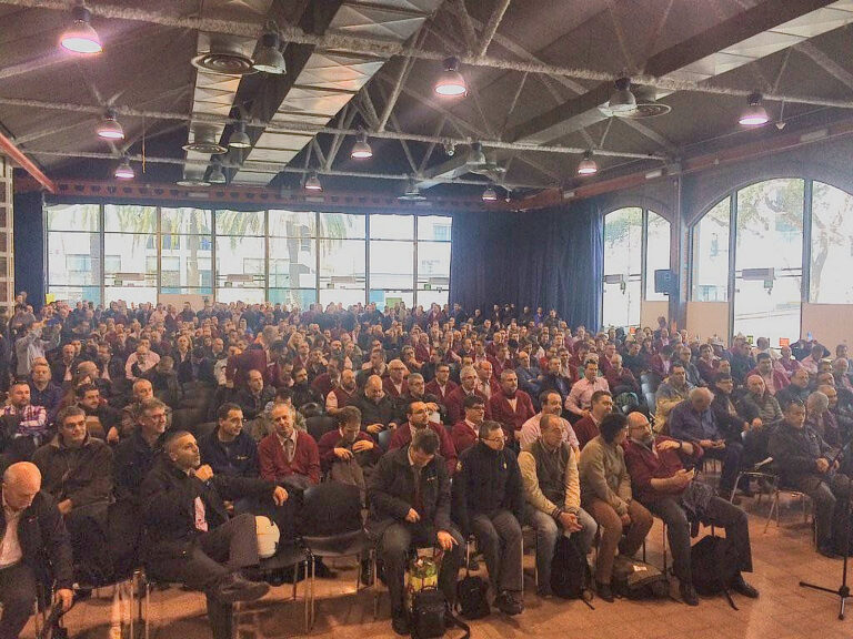 Assemblea de treballadors de TMB a les cotxeres de Sants