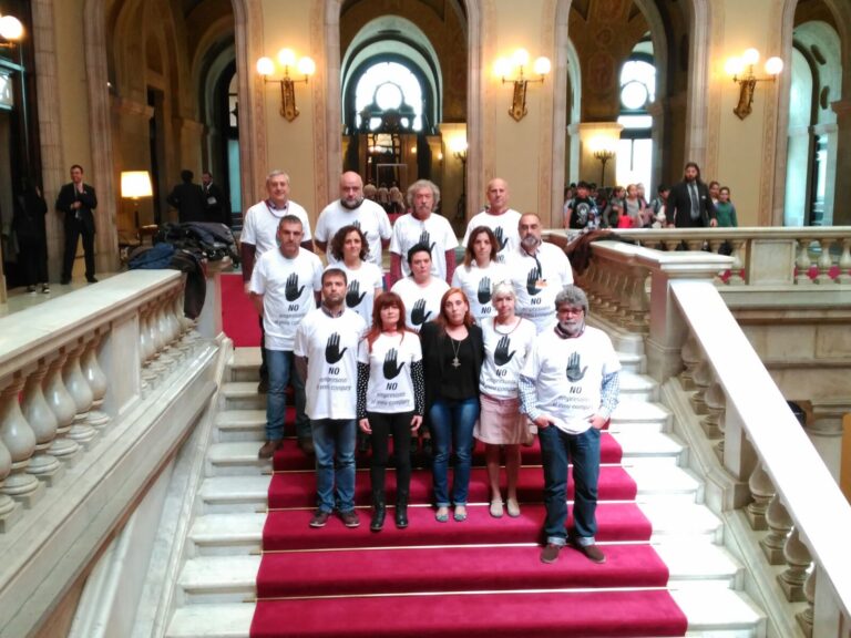 Els representants dels treballadors de la CCMA a la sortida de la comissió al Parlament