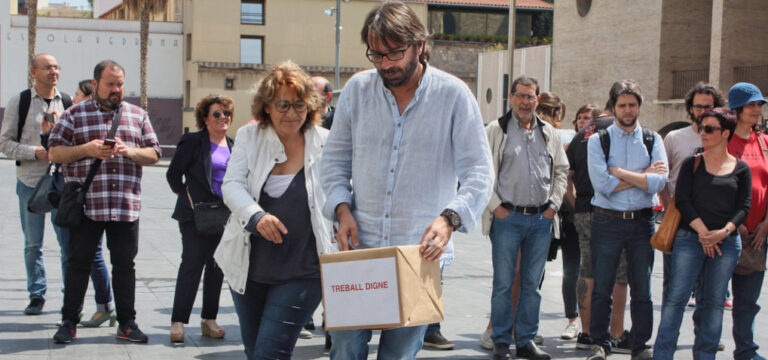 Carme Martinez i Camil Ros, durant la cerimònia simbòlica : Foto CCOO