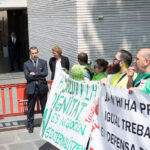 La direcció de ll'Hotel va intentar eivtar la presència dels manifestants prop de la porta de l'establiment Foto: SANDRA LÀZARO