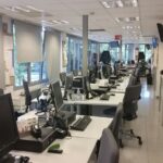 Taules de treball de Catalunya Radio, durant la'aturada, foto: Comitè de Catalunya Ràdio