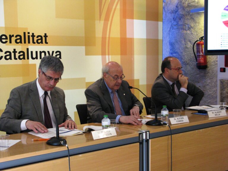 Alfons Conesa, al centre de la foto, en un acte de la Generalitat : Foto: Gencat