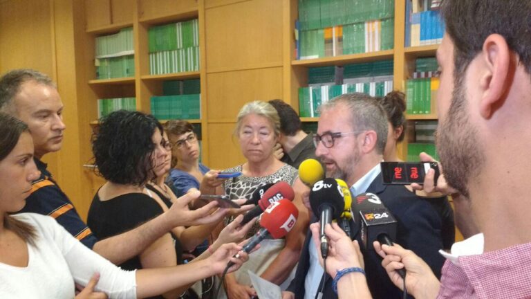 Josep Ginesta i la inspectora en cap,Mar Luz Batallé comentant l'operació realitzada amb Telefónica Foto: Tomeu Ferrer