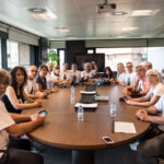 El comitè d'empresa espera a la sala del consell ser rebut per la direcció de l'ens : foto Sándra Lázaro