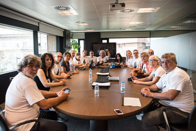 El comitè d'empresa espera a la sala del consell ser rebut per la direcció de l'ens : foto Sándra Lázaro