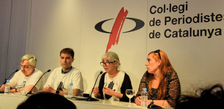 La presidenta del comitè d'empresa de TV3, Roser Mercader, amb la germana del treballador acusat, en roda de premsa: Foto, Tomeu Ferrer