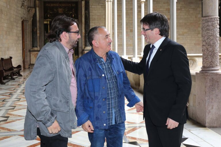 Ros, Àlvarez i Puigcemont, abans de la reunió foto: @Govern