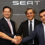 Encaixada simbòlica entre representants sindicals i la direcció de Seat