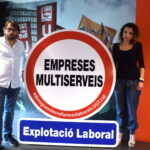 Camil Ros i Núria Gilgado mostren el cartell de la campanya contra les empreses multiservei foto: Tomeu Ferrer