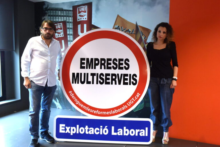 Camil Ros i Núria Gilgado mostren el cartell de la campanya contra les empreses multiservei foto: Tomeu Ferrer