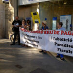Pancarta que els manifestants han situat davant dels establiments acusats de tripijocs fiscals foto: Tomeu Ferrer