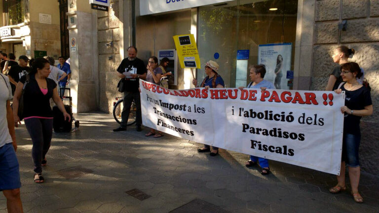 Pancarta que els manifestants han situat davant dels establiments acusats de tripijocs fiscals foto: Tomeu Ferrer